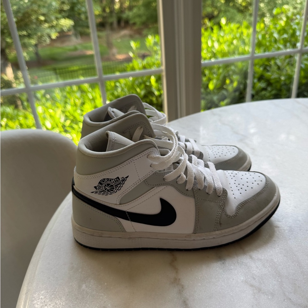 Nike Air Jordan 1 Retro Mid - Light Smoke - Picture 1 of 5